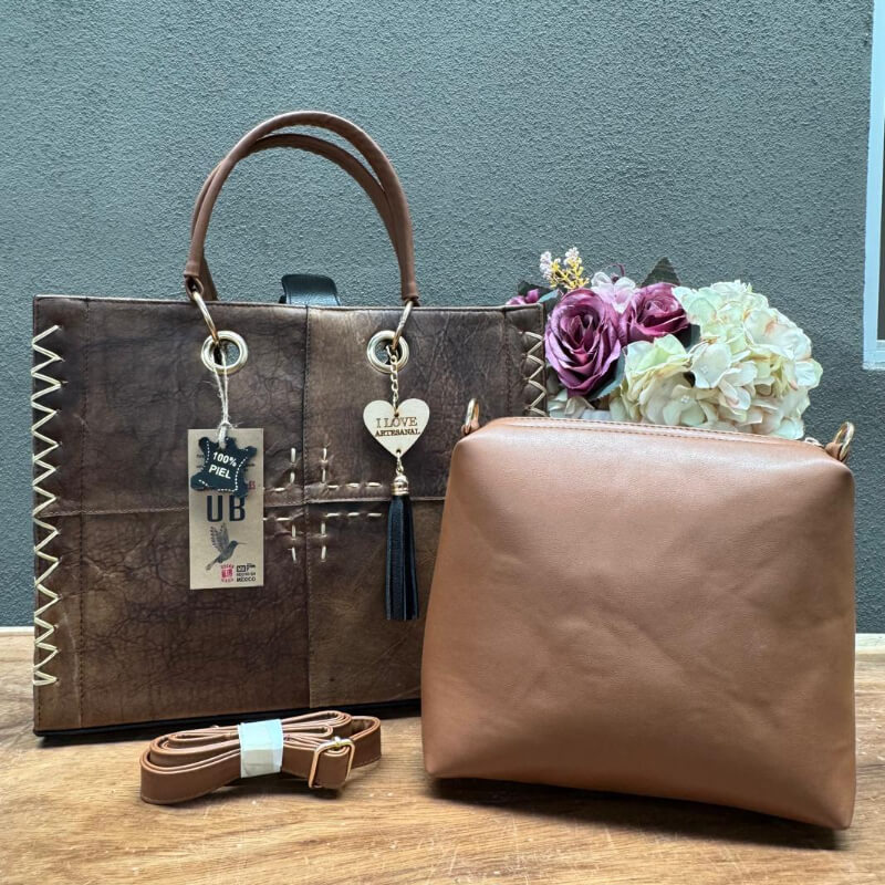 Bolso en piel corte vacuno incluye cosmetiquera y correa
