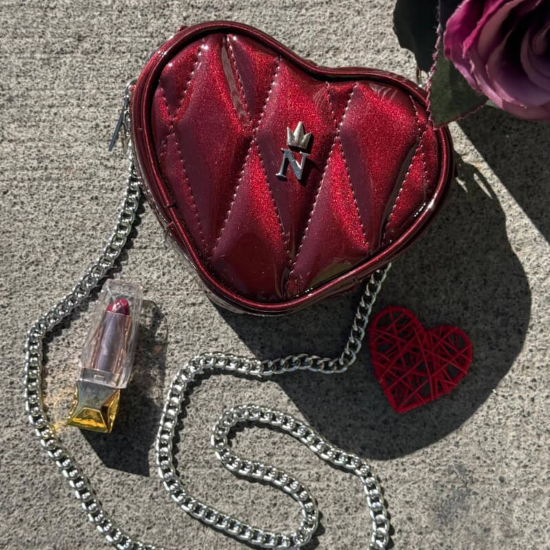 Bolso corazón rojo carmín en charol con inicial metálica de su preferencia.