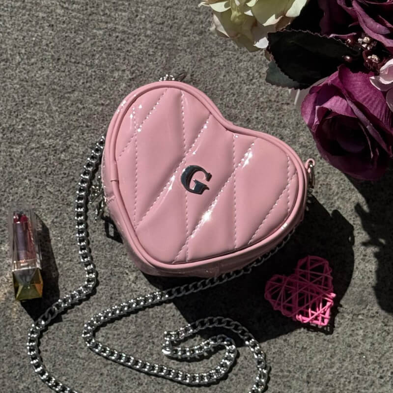 Bolso corazón rosa en charol con inicial metálica de su preferencia.