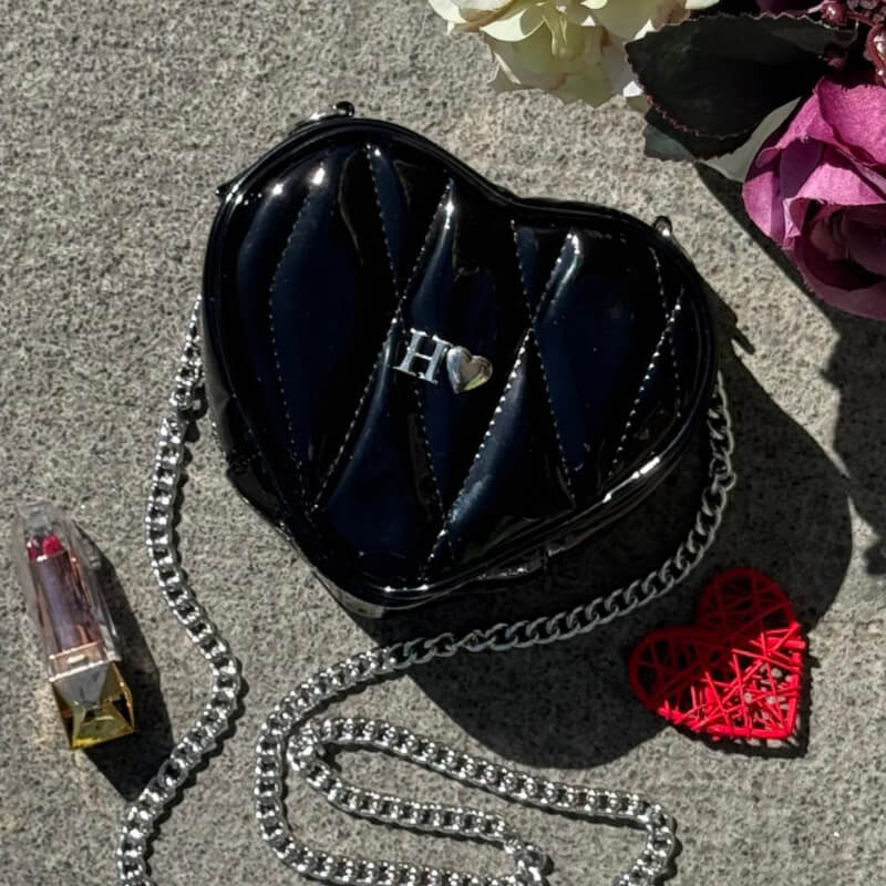 Bolso corazón negro en charol con letra inicial metálica de su preferencia.