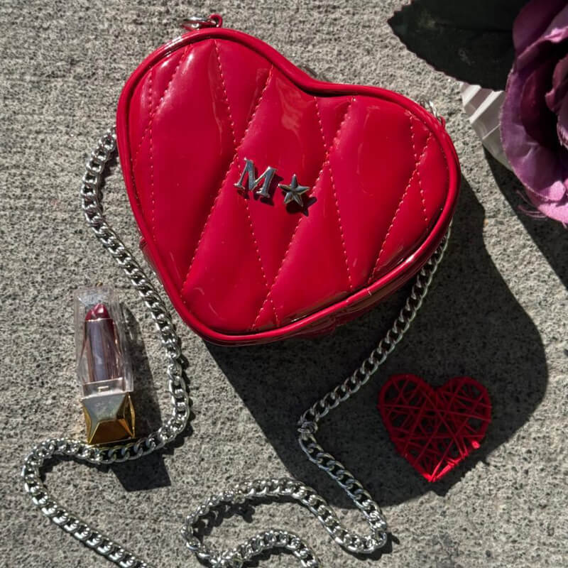 Bolso corazón rojo bandera en charol con inicial metálica de su preferencia