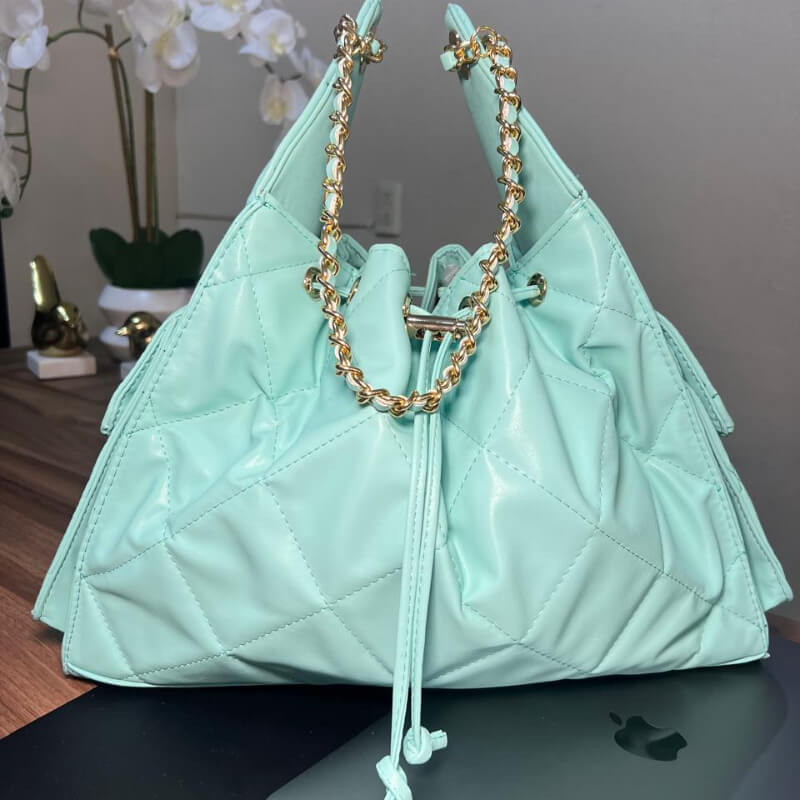 Bolso estilo moderno con herrajes dorados