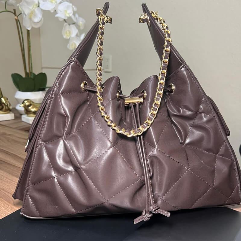 Bolso estilo moderno con herrajes dorados