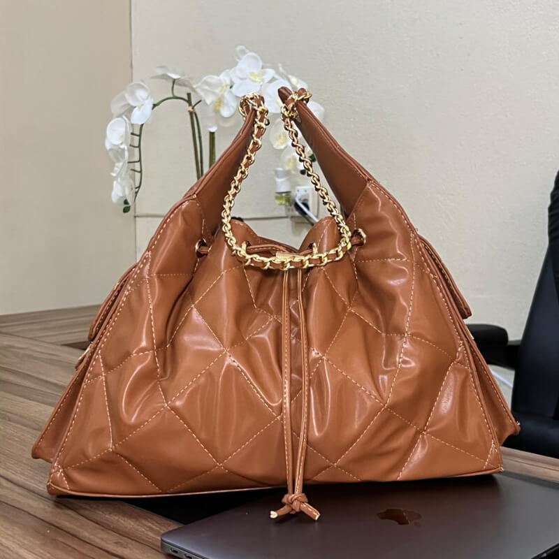 Bolso estilo moderno con herrajes dorados