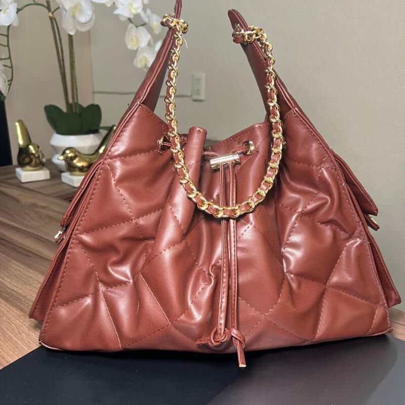 Bolso estilo moderno con herrajes dorados