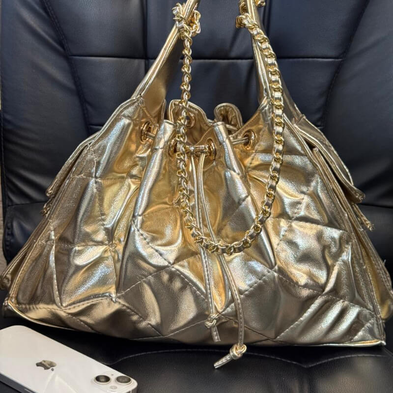 Bolso estilo moderno con herrajes dorados