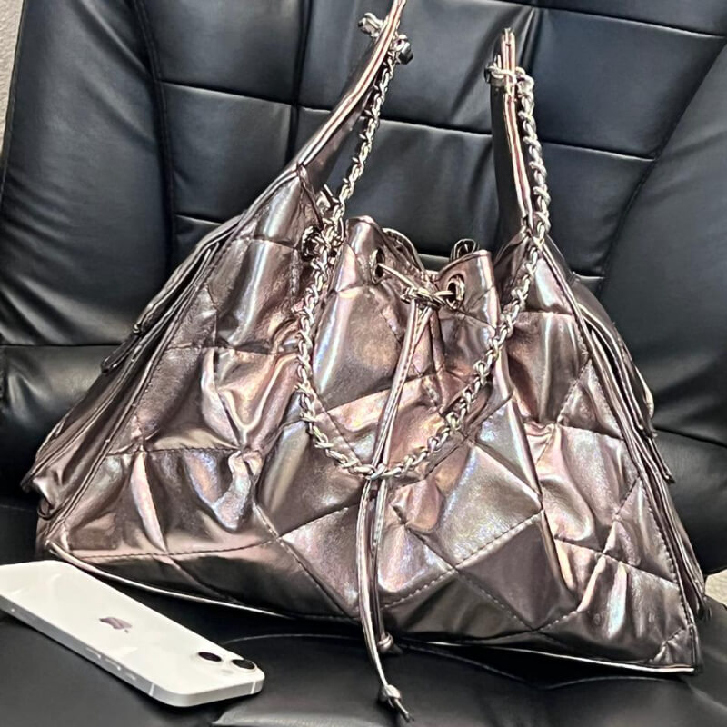 Bolso estilo moderno con herrajes dorados