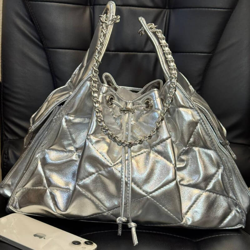 Bolso estilo moderno con herrajes dorados