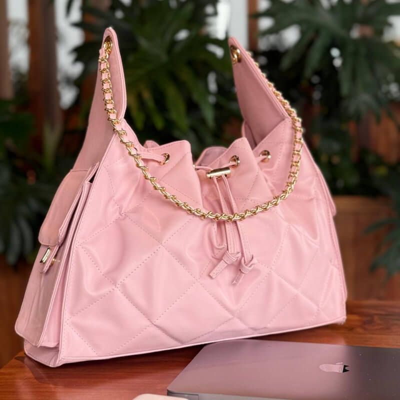 Bolso estilo moderno con herrajes dorados