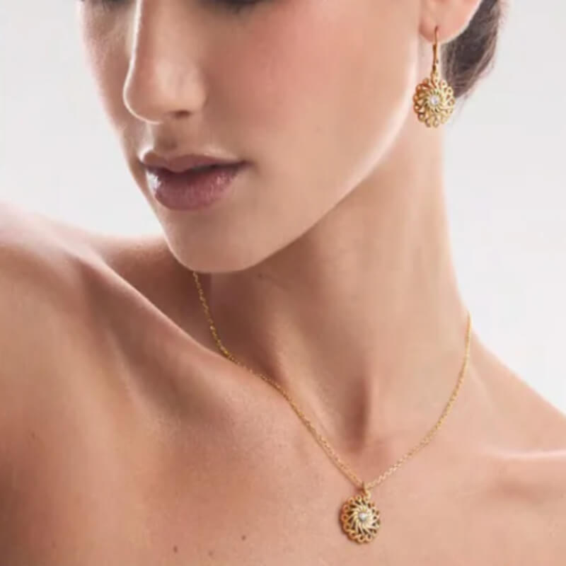 Colección Amira Yanbal para Mujer | Collar y Aretes con Pasador | Elegancia y Delicadeza