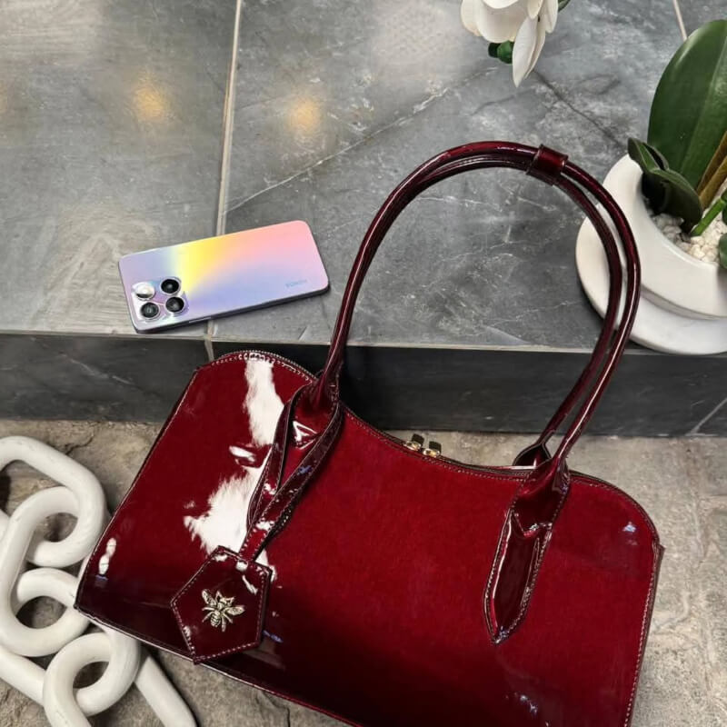 Bolso en charol rojo carmín